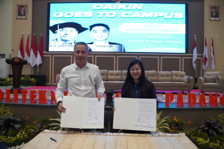 Wakil Direktur I PNP Revalin dan perwakilan dari PT Daikin Airconditioning Indonesia usai menandatangani kerja sama. Ipat