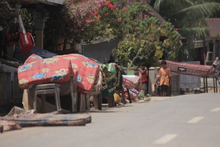 Satu minggu lebih pascabanjir bandang dan longsor, warga Nagari Ganting Mudiak Selatan, Kecamatan Sutera, Kabupaten Pesisir Selatan, masih berjibaku membersihkan rumah dan perlatan rumahnya dari dampak banjir Sabtu (16/3). IRHAM