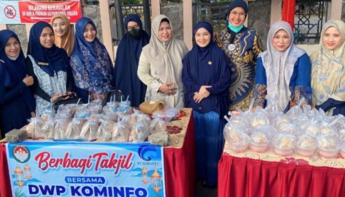 DWP Diskominfo Kota Solok Bagi-Bagi Takjil di Masjid Agung