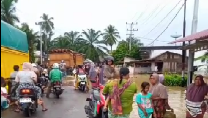 Batang Saman Meluap, Kendaraan Tidak Bisa Dilewati dan Pemukiman Warga Terendam Banjir