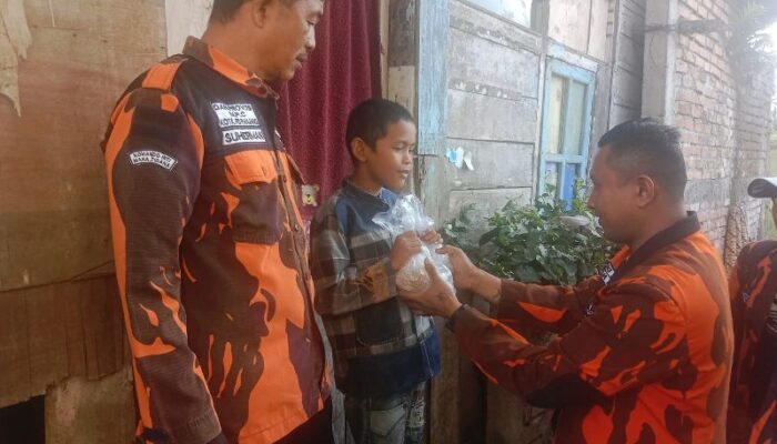 Berbagi Berkah, MPC Pemuda Pancasila Antar Langsung Paket Buka Puasa ke Rumah Warga
