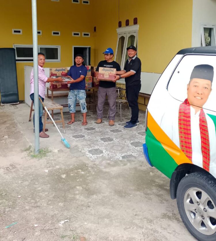 Bakal Calon Wali Kota Payakumbuh 2024-2029, H.Almaisyar Dt.Bangso Dirajo Nan Kuniang melalui utusannya Satria Bestari, saat menyerahkan bantuan untuk korban bencana Pessel, Senin (25/3). IST