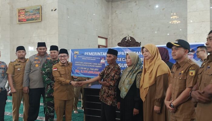 Peduli Suara Hati Petani Terdampak Erupsi Marapi Jelang Lebaran, Bupati Eka Putra Serahkan Bantuan Miliaran Rupiah