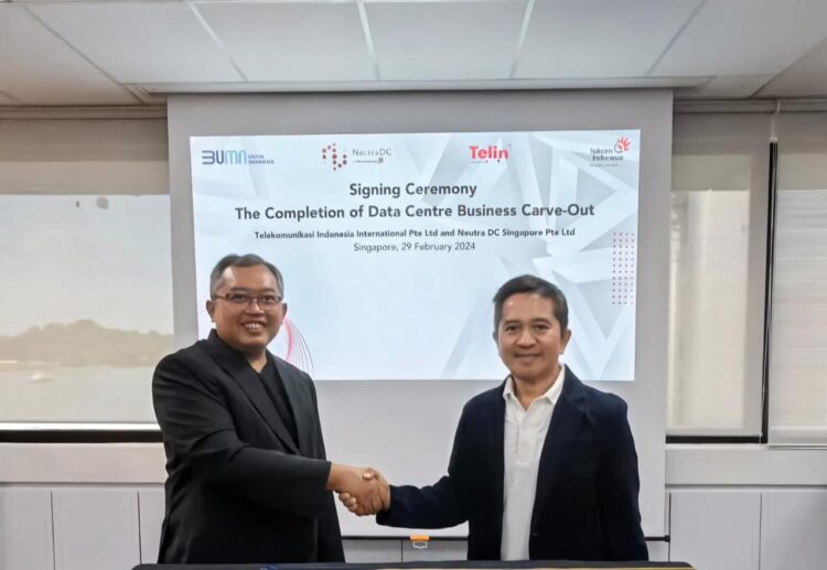 CEO NeutraDC Singapore, Sendang Praptomo (kiri) bersama CEO Telin Singapore, Indarto (kanan), saat melakukan seremoni penyelesaian proses konsolidasi bisnis data center yang sebelumnya dikelola oleh Telin di Singapura, beberapa waktu lalu (dok: foto istimewa).