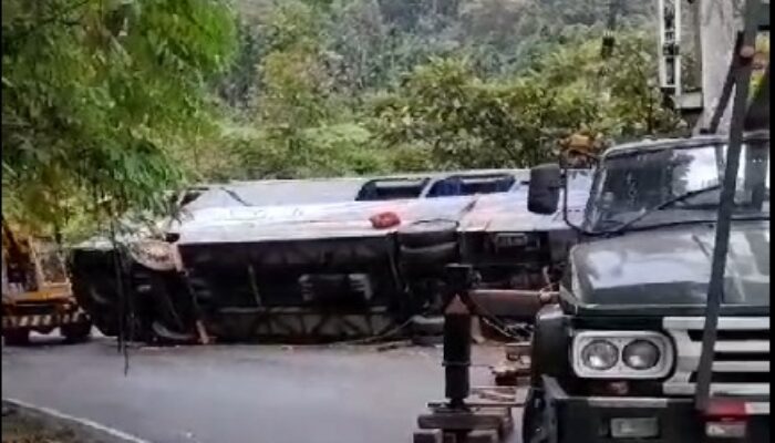 Detik-Detik Proses Evakuasi Bus ALS Terguling di Malalak