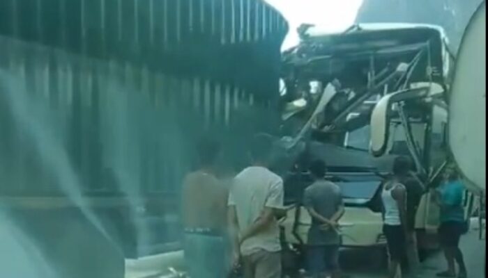 Bus Sembodo Laga Kambing dengan Truk Kontainer di Jalinsum