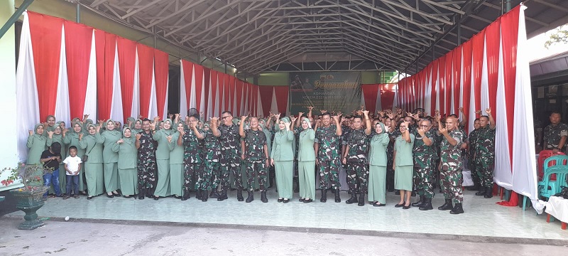 Danrem 032/Wirabraja 032/Wirabraja Brigjen TNI Rayen Obersyl foto bersama dengan prajurit Kodim 0304 Agam, Senin (29/4). YURSIL.