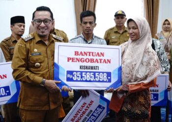 Ringankan Beban Masyarakat, Bupati Eka Putra Serahkan Bantuan Berobat Pasien Di RS Batusangkar