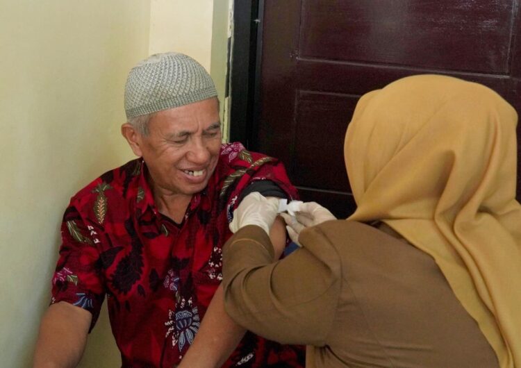 Sejumlah calon jemaah haji di Padang Panjang menjalani suntik vaksin sebagai syarat keberangkatan haji, Senin (22/4). IST
