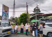 Calon Bupati Agam, Defi Endri Bagi-Bagi Takjil di Lawang Matur