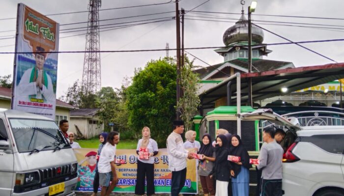 Calon Bupati Agam, Defi Endri Bagi-Bagi Takjil di Lawang Matur