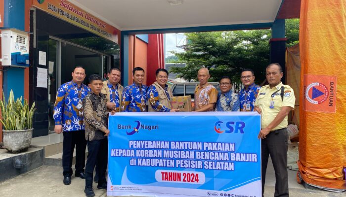 Bank Nagari Serahkan Bantuan Pakaian Layak Pakai untuk Korban Banjir di Pesisir Selatan