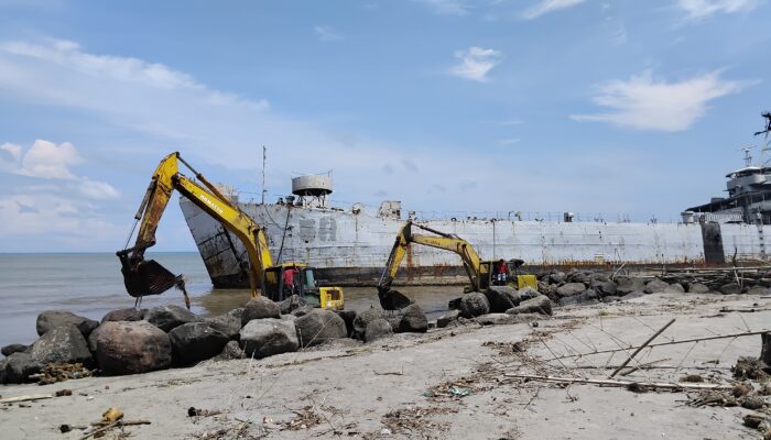 Amankan Posisi Kapal Teluk Bone, Pemko Pariaman Bakal Manfaatkan Pasang Naik Air Laut