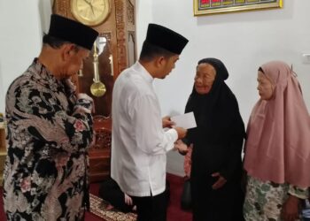 Baznas Kota Solok Bagikan Santunan Hari Raya Bagi 1500 Masyarakat Kota Solok Kurang Mampu
