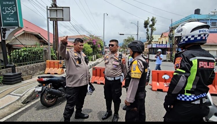 Kapolres Padang Panjang AKBP. Kartyana saat memberikan arahan kepada Personil yang bertugas di jalur One Way. APIZRAJOALAM