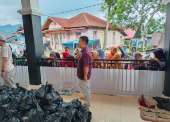 Karni Ilyas Salurkan Seribuan Paket Sembako untuk Kampung Halaman