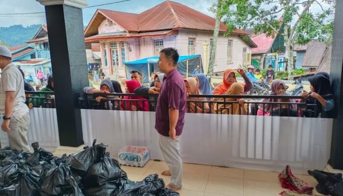 Karni Ilyas Salurkan Seribuan Paket Sembako untuk Kampung Halaman