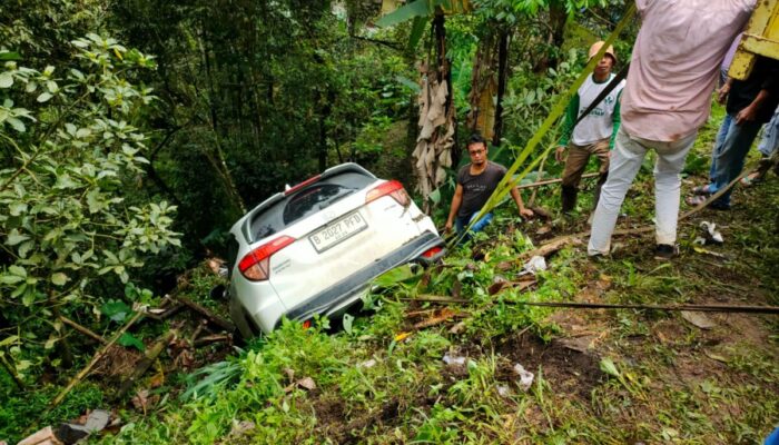 Slip Akibat Material Tanah, Mobil Masuk Jurang di Sungai Landia