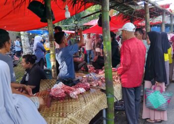 Berburu Daging Segar, Pasar Musiman Sintuk Pariaman Diserbu Pembeli