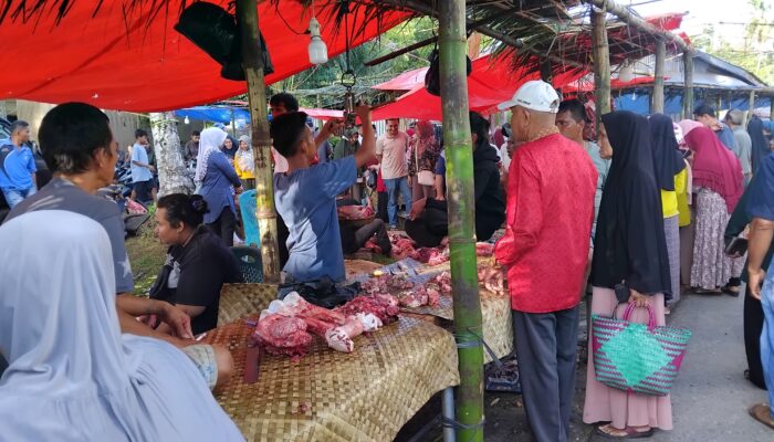 Berburu Daging Segar, Pasar Musiman Sintuk Pariaman Diserbu Pembeli