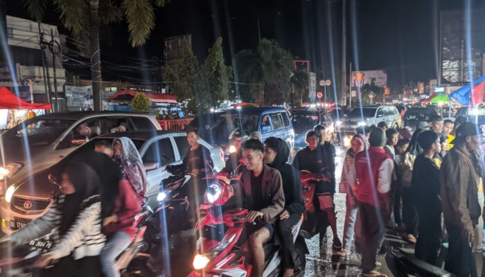Hujan Tak Jadi Soal, Masyarakat Tetap Antusias di Malam Takbiran