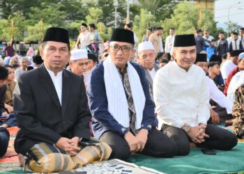 Ribuan Warga Salat Idul Fitri di Lapangan Apeksi Balaikota Padang