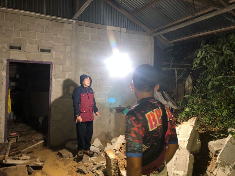 Muspika Kupitan bersama BPBD Sijunjung serta Kepala Desa Kampung Baru meninjau rumah warga yang tertimpa bencana longsor akibat hujan dengan intensitas tinggi, Selasa (9/4) di Dusun Guguk Bulek Desa Kampung Baru Kecamatan Kupitan.