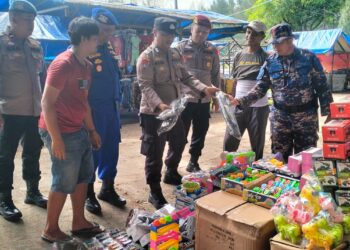 Pos Pengamanan Pasia Tiku Larang Pedagang Jual Pistol Mainan