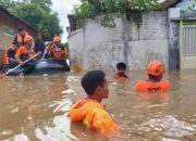 Petugas dan Warga Trenggalek Gotong Royong Bersihkan Material Longsor di Jalan Desa