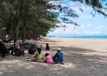 Cocok untuk Bekeluarga, Ratusan Wisatawan Kunjungi Pantai Tiram