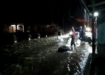 Luapan Air Selokan, Ruas Jalan Toboh Kampung Dalam Terendam Banjir