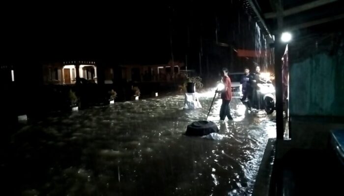 Luapan Air Selokan, Ruas Jalan Toboh Kampung Dalam Terendam Banjir