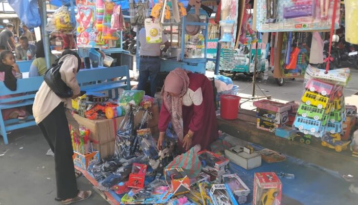 Pedagang Mainan di Pariaman Raup Omzet Harian Sampai Rp 2 Juta Selama Libur Lebaran