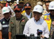 Kepala BNPB Dampingi Menko PMK Meninjau Longsor di Tol Bocimi