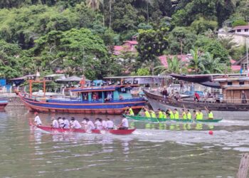 Festival Muaro Padang Tempo Doeloe Dimeriahkan Selaju Sampan