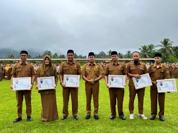 Wakil Bupati Sijunjung H.Iradatillah S.Pt berfoto bersama delapan pegawai terbaik bulan Februari dan Maret 2024 dilingkup Pemkab Sijunjung, Senin (22/4) usai pelaksanaan Apel Organik di lapangan M Yamin Muaro Sijunjung.