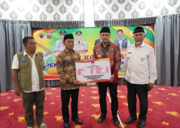 Kunjungan Kerja ke Kabupaten Sijunjung, Menko PMK Serahkan Bantuan Kebencanaan