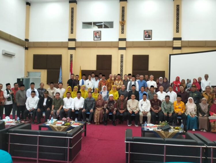 Rektor UNP, Prof Ganefri berfoto bersama Ketua Iluni, Nadirman, dan para iluni dalam acara halalbihalal Jumat (26/4/2024). ISRA