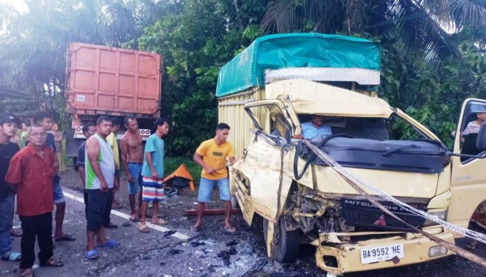 Hindari Jalan Berlubang, Truk Tronton Tabrak Colt Diesel, Sopir dan Penumpang Luka-Luka