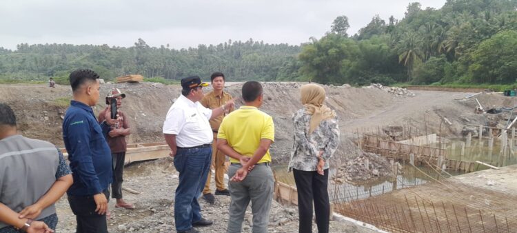 Bupati Padang Pariaman Suhatri Bur saat meninjau lokasi pembangunan dam di aliran Sungai Limau, Senin (22/4). IST