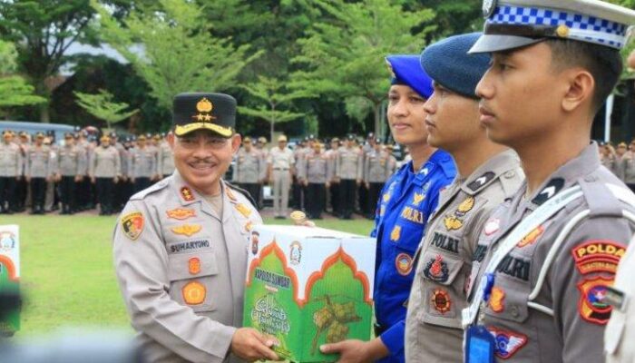 Personel dan ASN Polda Sumbar Terima Paket Lebaran