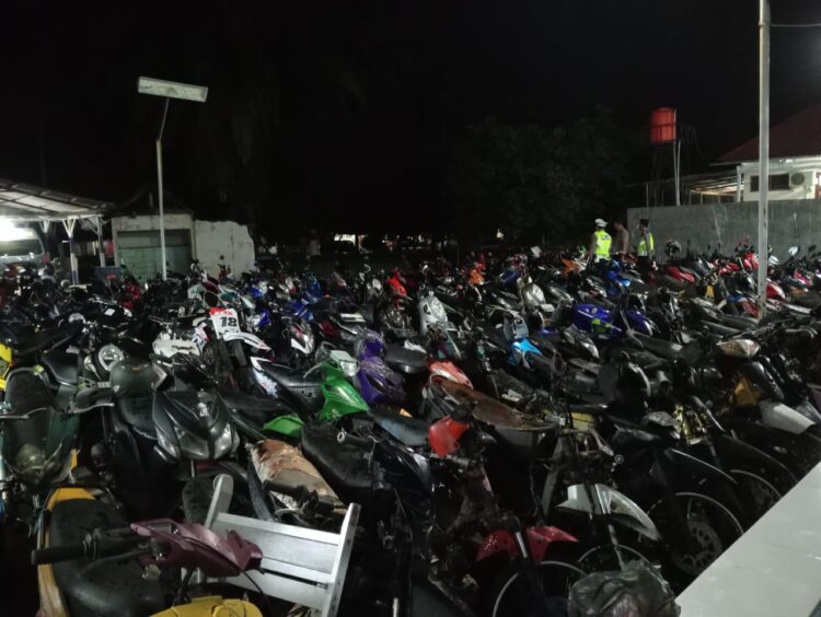 Ratusan kendaraan yang diamankan oleh Satlantas Polres Pasbar saat operasi penindakan prioritas, Sabtu (20/4). Osniwati