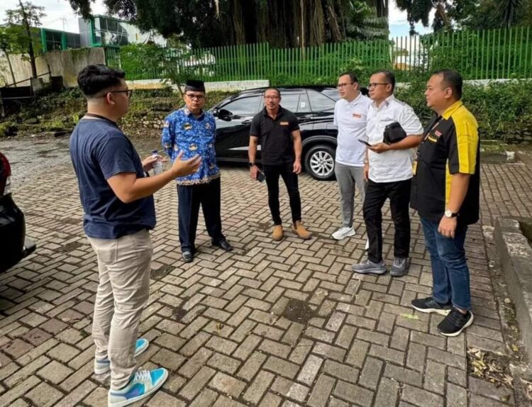 Bupati Tanah Datar Eka Putra SE MM saat menyambut kunjungan manajemen Toko Mr. DIY didampingi Asisten Ekonomi dan Pembangunan Alfian Jamrah, Kepala Dinas Pariwisata Riswandi dan OPD terkait di Gedung Indojolito Batusangkar, Rabu (17/4).REZKY