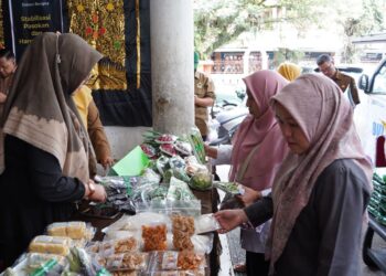 Warga Antusias Belanja di Gerakan Pangan Murah