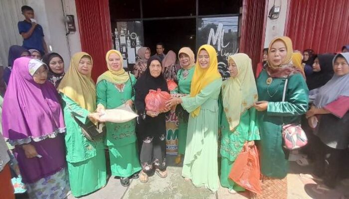 YPAM Bukittinggi Bagi-Bagi Sembako Kepada Kaum Dhuafa