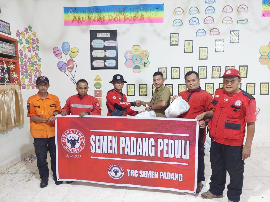 TRC Semen padang Bantu Korban Lahar Dingin Agam