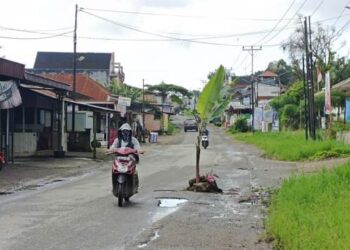 Perbaikan jalan rusak di Tanah Datar menjadi salah satu prioritas bagi Pjs Bupati Tanah Datar, Arry Yuswandi yang baru dilantik.
