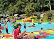 Isi Libur Lebaran, Ratusan Wisatawan Kunjungi Pemandian TWA Mega Mendung
