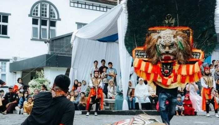 Penampilan Reog Ponorogo dan Kuda Kepang Pukau Wisatawan di Sawahlunto