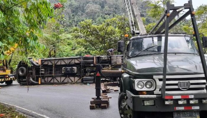 Bangkai Bus ALS di Malalak Dievakuasi ke Polresta Bukittinggi, Sopir Utama Belum Ditemukan